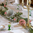 Slottets egne gartnere og blomsterdekoratører står for mange av borddekorasjonene. Foto: Kjartan Hauglid, Det kongelige hoff.